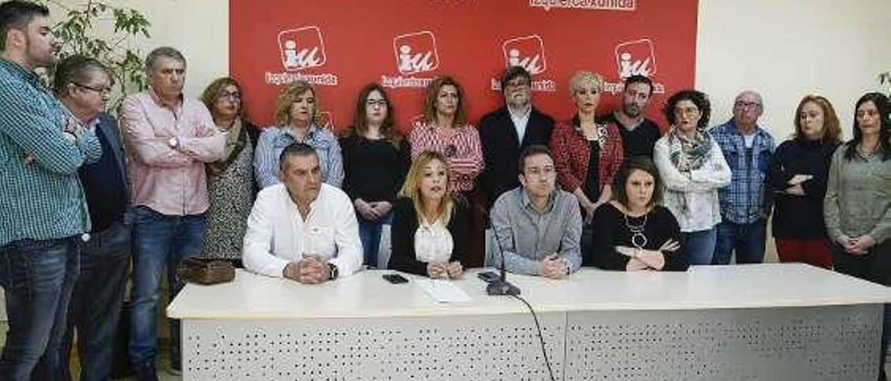 La candidatura que lidera Ángela Vallina. En la mesa, por la izquierda, Maximino García, Vallina, Ovidio Zapico y María José Miranda.