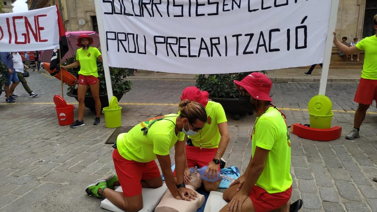 Los socorristas de playa protestan en Cort por su precariedad laboral