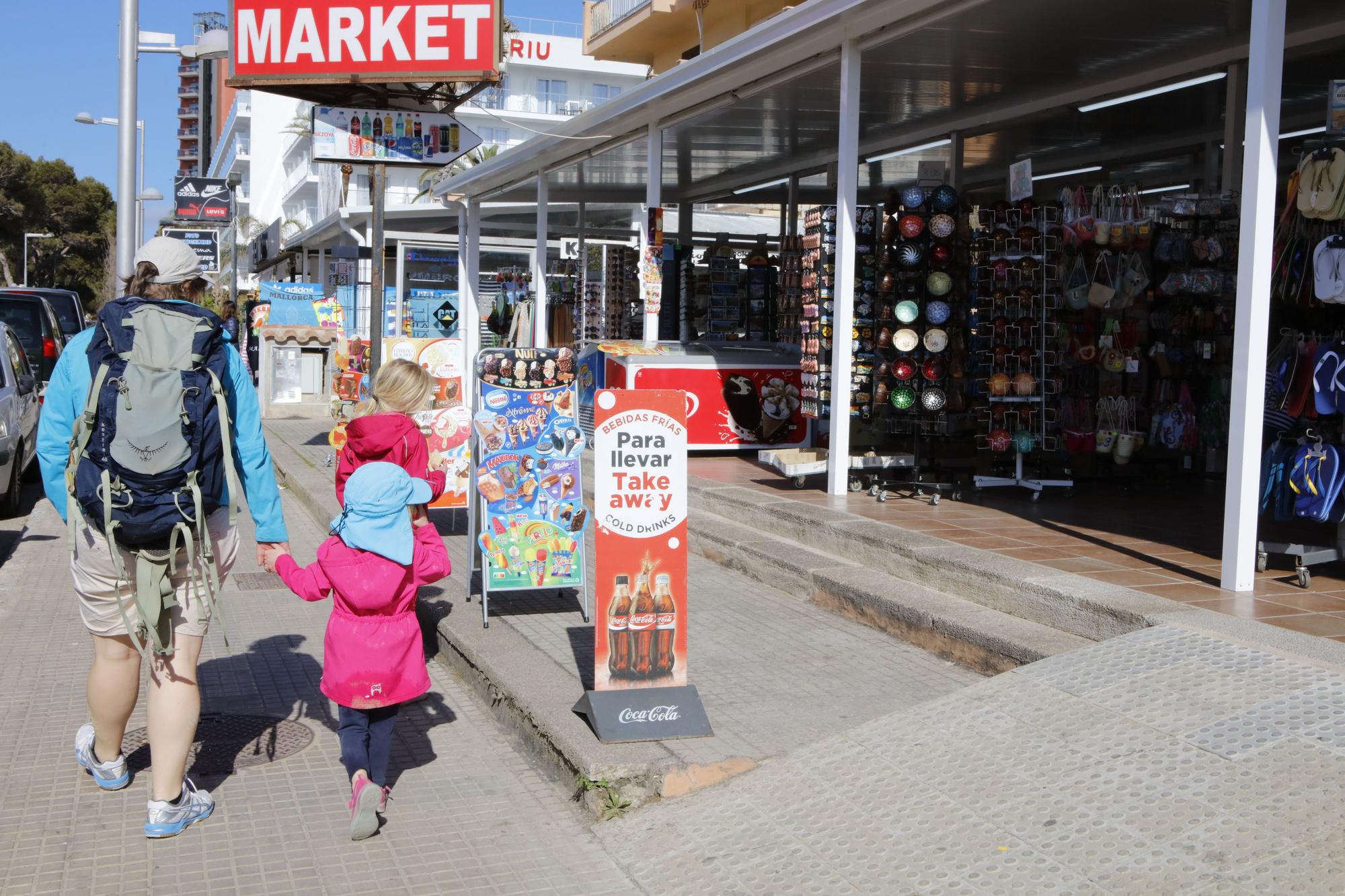 Volle Cafés, gezügelte Schinkenstraße: So sieht es an der Playa de Palma vor Ostern auf Mallorca aus