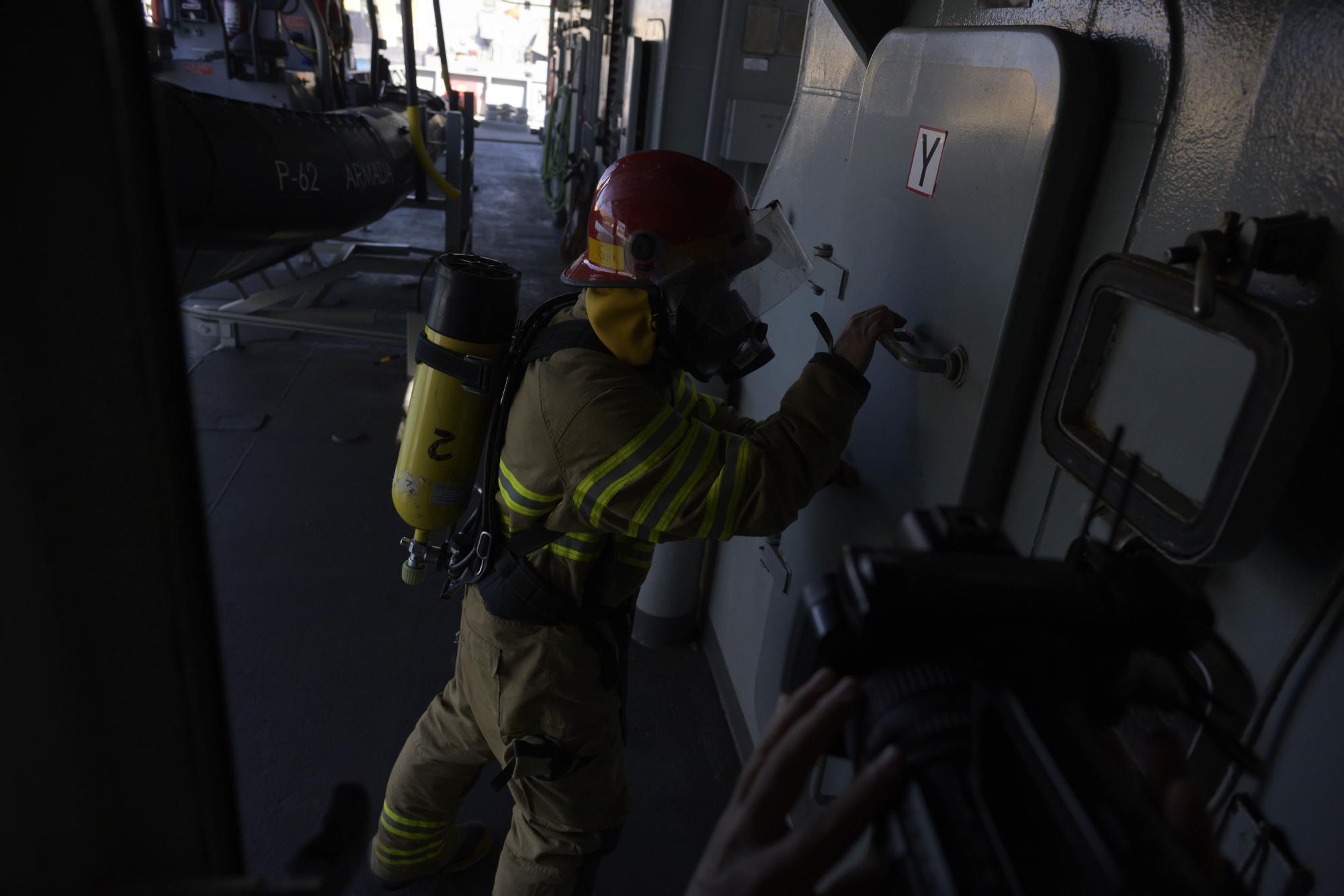 Las imágenes del simulacro de incendio de un buque en el Arsenal de Cartagena