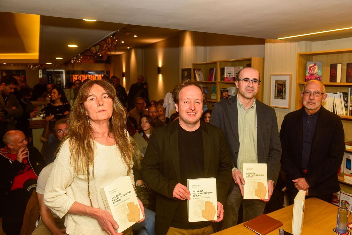 Díaz Gallego (2º por la izquierda), en la presentación de su libro.