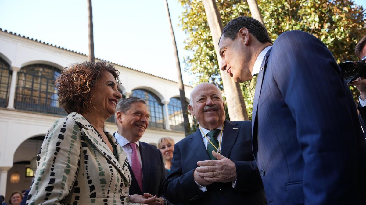 María Jesús Montero y Juanma Moreno en el Parlamento.