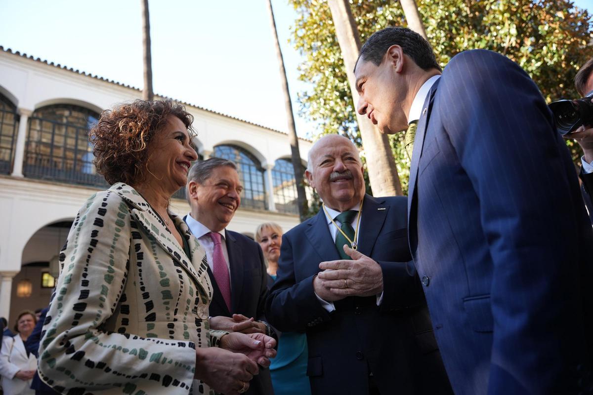La candidata a la Junta de Andalucía del PSOE-A, María Jesús Montero, saluda al presidente de la Junta de Andalucía, Juanma Moreno, a su llegada al acto del Día de Andalucía, imagen de archivo.