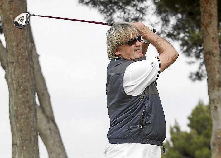 Del palco al greenEl expresidente del Real Mallorca Monti Galmés mostró sus dotes como golfista en Llucmajor.