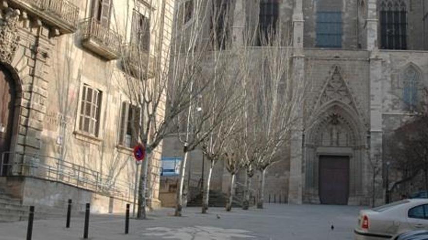 Exterior dels antics jutjats de Manresa, a l&#039;esquerra de la foto.