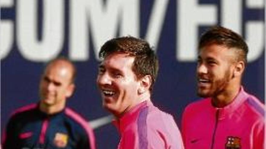 Leo Messi riu al costat de Neymar en l&#039;entrenament d&#039;ahir.