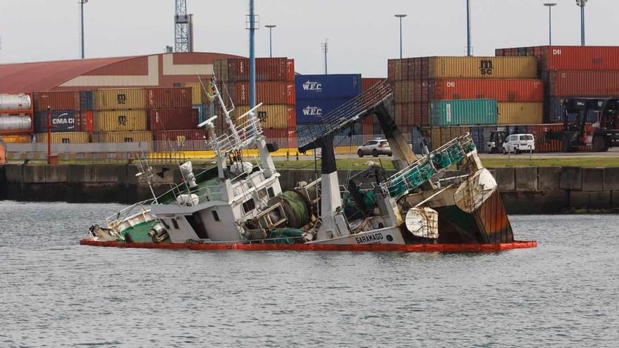 El &quot;Saramago&quot;, hundido junto al Muelle de La Osa, ayer.