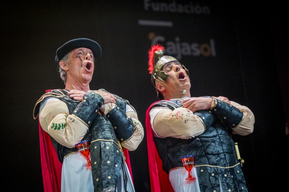 Felipe Ravina, a la izquierda, de Los Legías, todo un personaje en Cádiz tras su actuación con Los Legías.