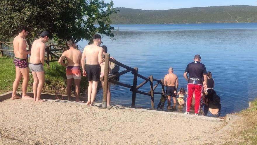 El calor invita a los primeros baños en Ricobayo | J. N.