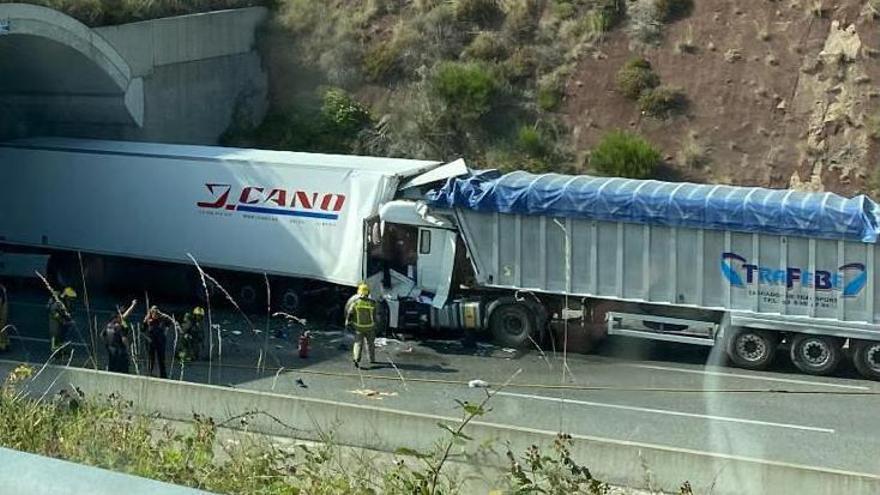 VÍDEO | Un ferit crític en un xoc per encalç entre dos camions a la C-25, a Arbúcies