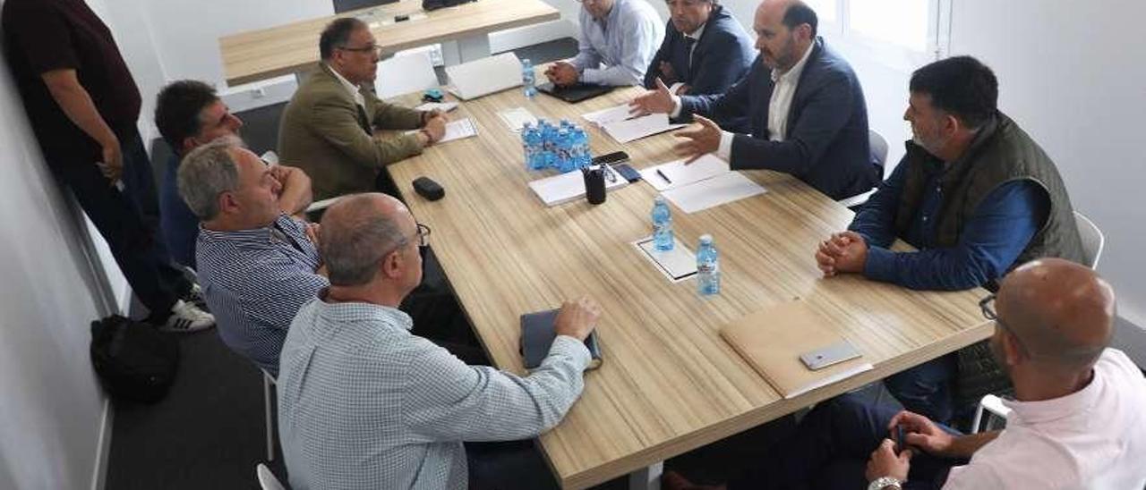 Reunión entre directivos del Estudiantil y de la Gallega, ayer, en el estadio Vero Boquete. // Xoán Álvarez