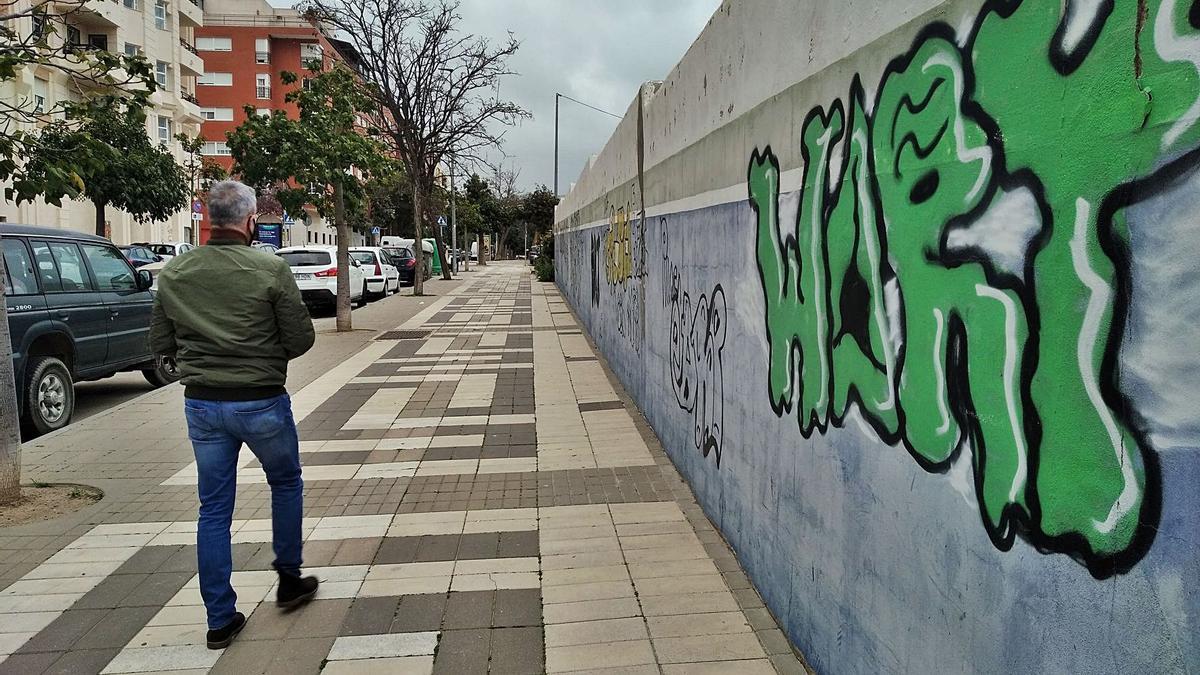 Tapia de Emasa en la calle Mesonero Romanos, esta semana.