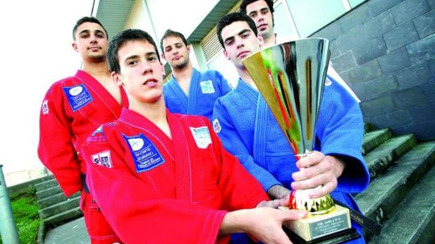 Los componentes del Judo Avilés, que ascendieron a la Primera nacional, ayer, sujetando el trofeo acreditativo.