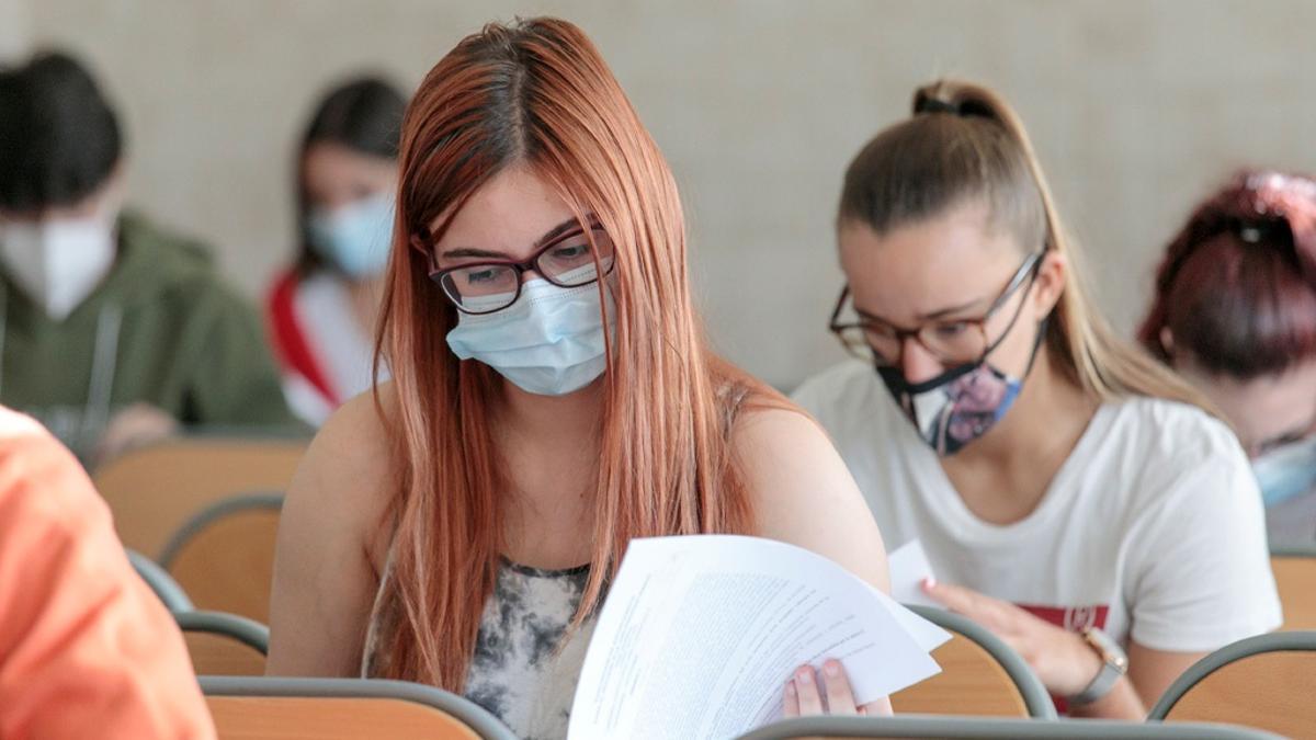 Un grupo de alumnos se examina de la EBAU