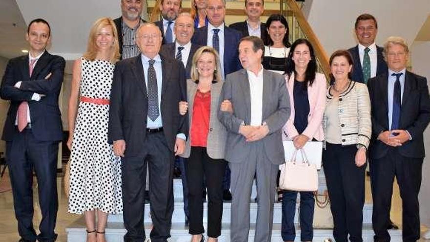 Caballero, en el centro, junto a Patricia García, a su izquierda, y Elena Espinosa, con integrantes del Círculo empresarial. // CEV