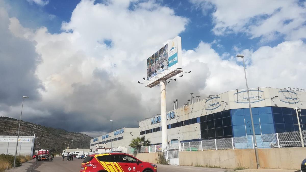 La nave en la que ha comenzado el incendio está abandonada, pero próxima a algunas instalaciones de Marina d&#039;Or.