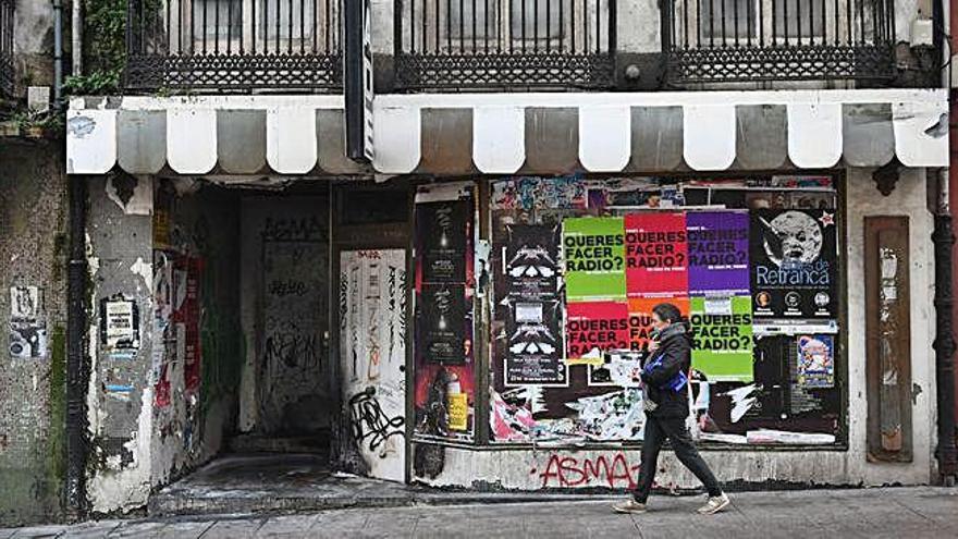 Bajo comercial del número 23 de la calle de la Torre donde un hombre ha hecho fogatas en los últimos días.