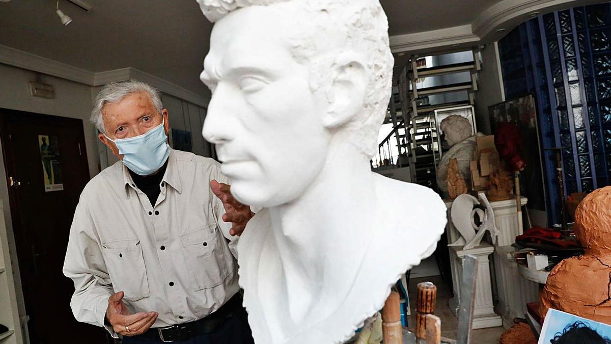 Arriba, Vicente Santarúa junto a la estatua de Quini que está haciendo. En el círculo, Alberto Estrada, con la escultura de “El Brujo”.
