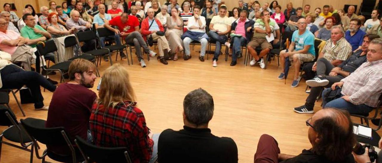 Daniel Ripa, de espaldas a la izquierda, en una asamblea ciudadana de Podemos en Gijón, en julio.