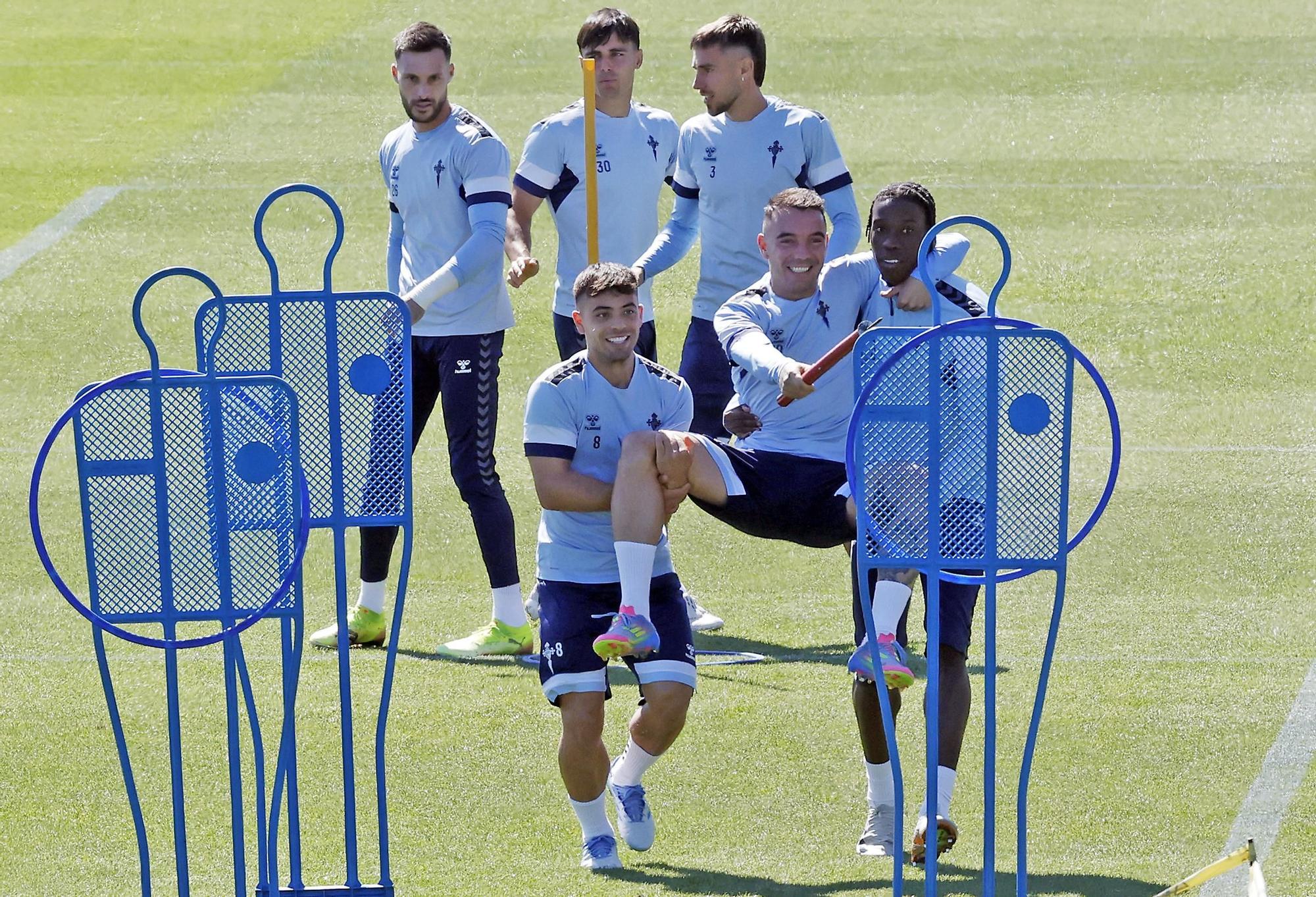 Beltrán y Moriba llevan en volandas a Aspas, ayer al inicio del entrenamiento del Celta en Afouteza