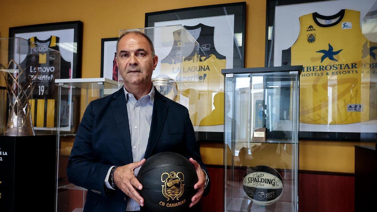 Aniano Cabrera, en la sala VIP del CB Canarias en el Santiago Martín.