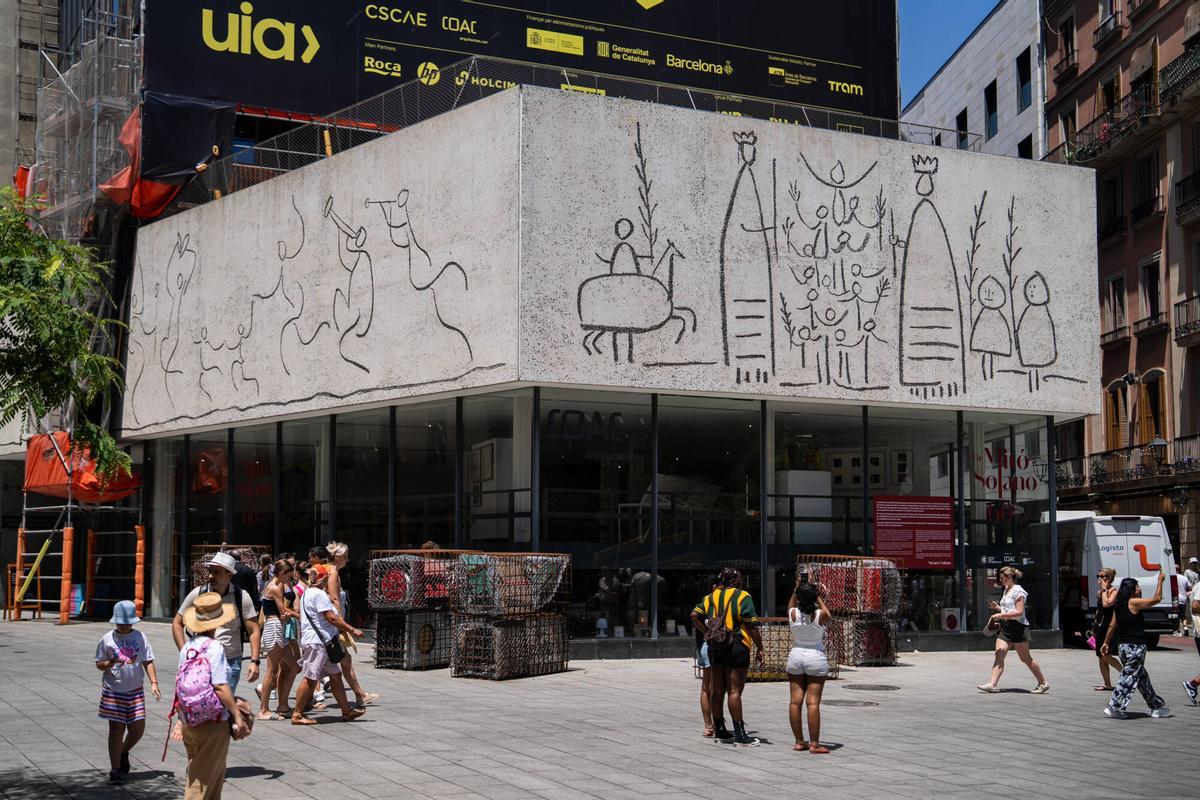 La sede del COAC, con la intervención artística de Solano en el exterior y con los frisis de cemento a chorro de arena en la fachada del edificio.