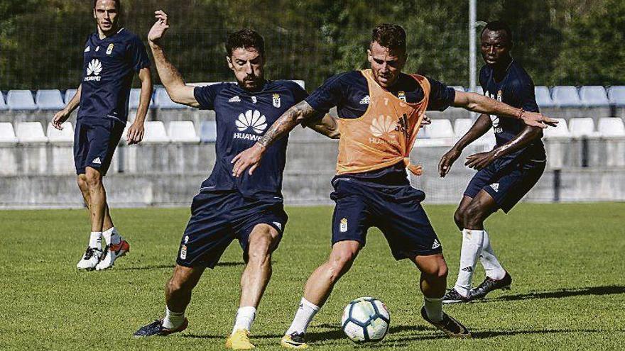 Aarón Ñíguez protege el balón ante Toché.