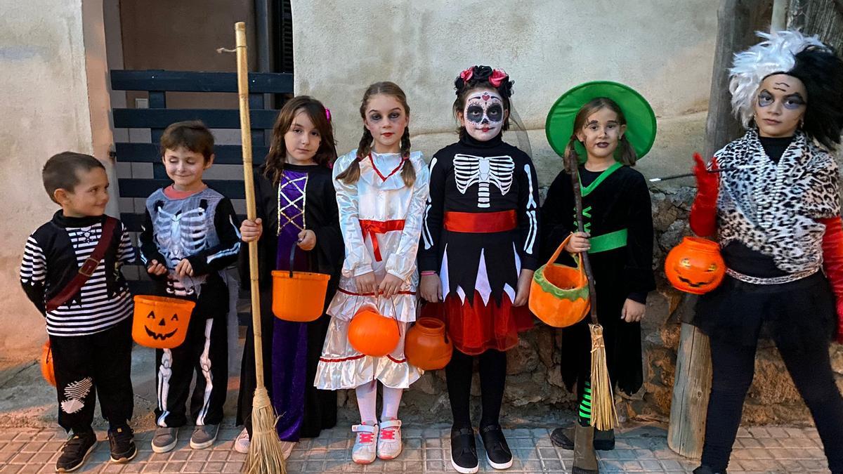 Los pequeños de Pòrtol se han puesto sus 'peores' galas en Pòrtol para recibir dulces y caramelos.