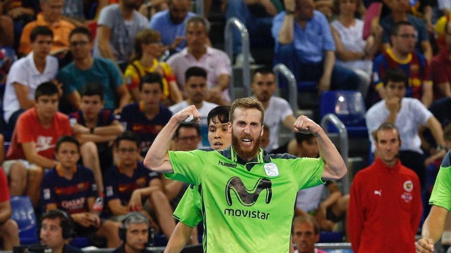 Adrián Alonso, &#039;Pola&#039;, celebra el trinfo del Inter en el cuarto partido disputado en el Palau. / A. García