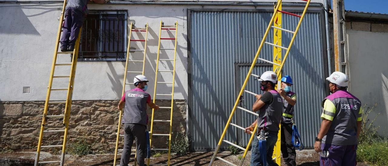 Obras de instalación de la fibra en un municipio de Zamora. |