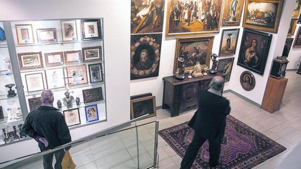 La Sala de Ventas exhibe los lotes que saldrán a subasta, entre los que destacan una variedad de pinturas.