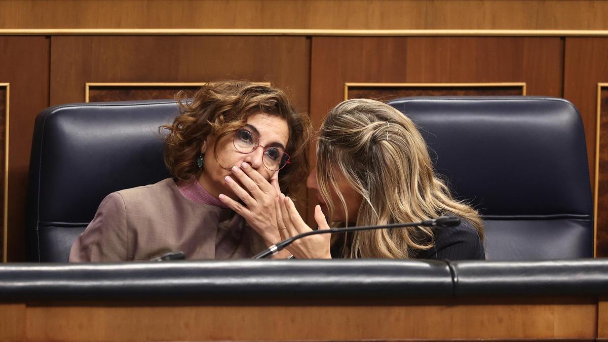 La vicepresidenta primera y ministra de Hacienda, María Jesús Montero, y la vicepresidenta segunda y ministra de Trabajo y Economía Social, Yolanda Díaz, durante una sesión de control al Gobierno, en el Congreso de los Diputados, a 26 de noviembre de 2025