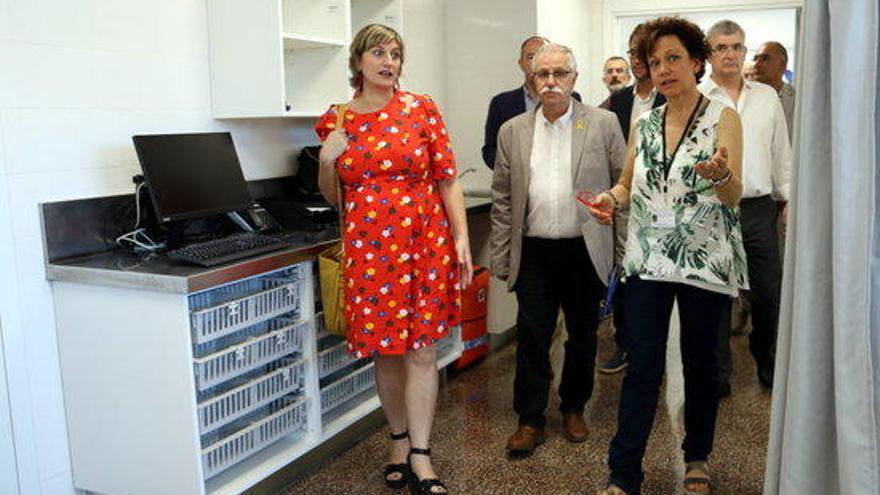 La consellera Alba Vergés durant la visita