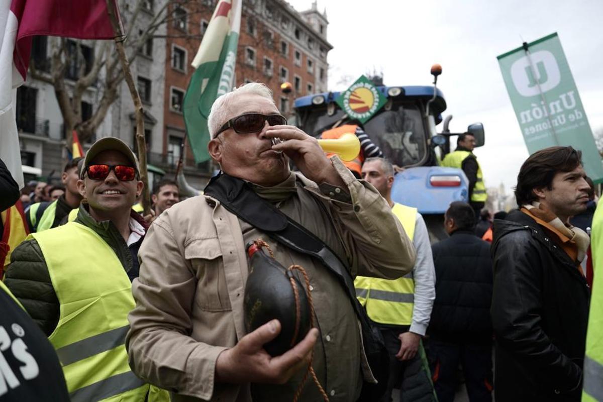 Agricultores concentrados en la Puerta de Alcalá (Madrid).