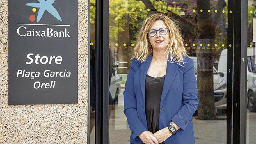 Cati Mora Sitjar, directora de la Store Plaça Garcia Orell de CaixaBank.