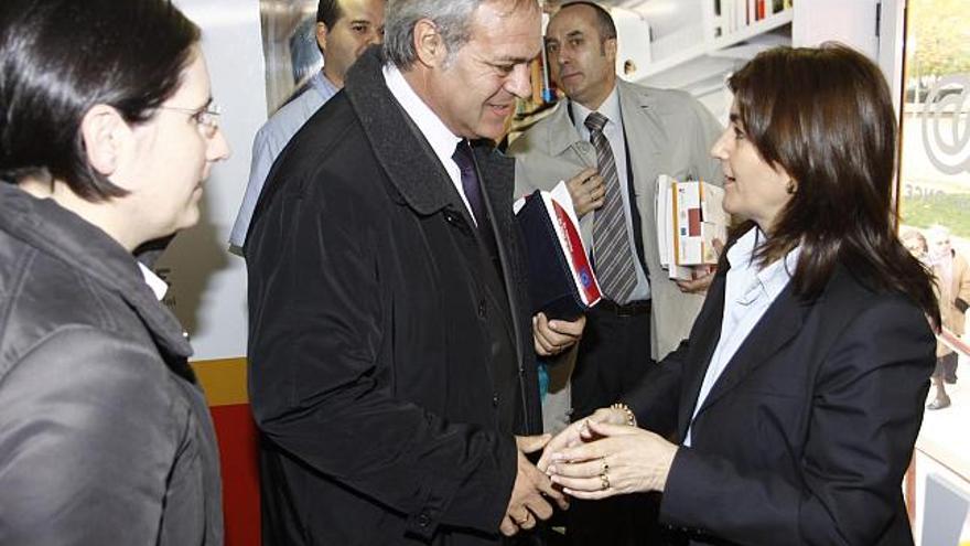 La directora territorial, Begoña Grijalba, charla con los asistentes.