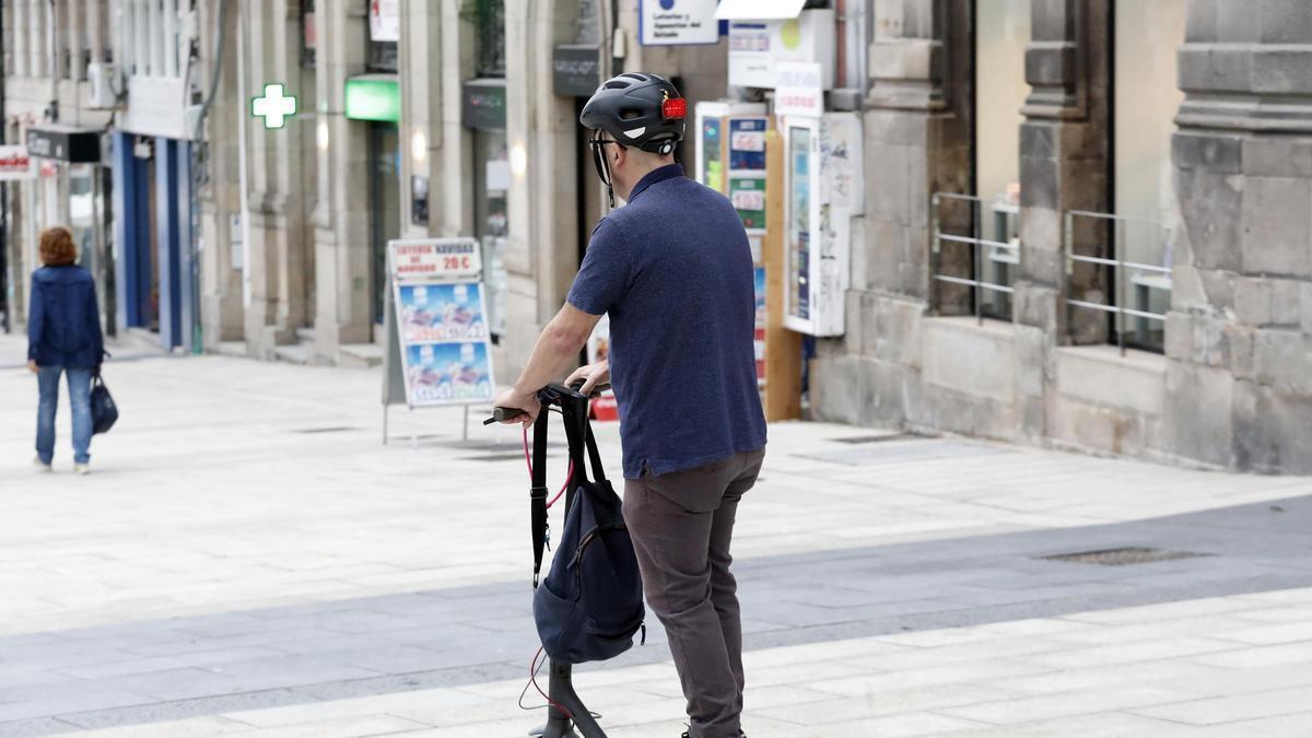 Un conductor de un patinete eléctrico.