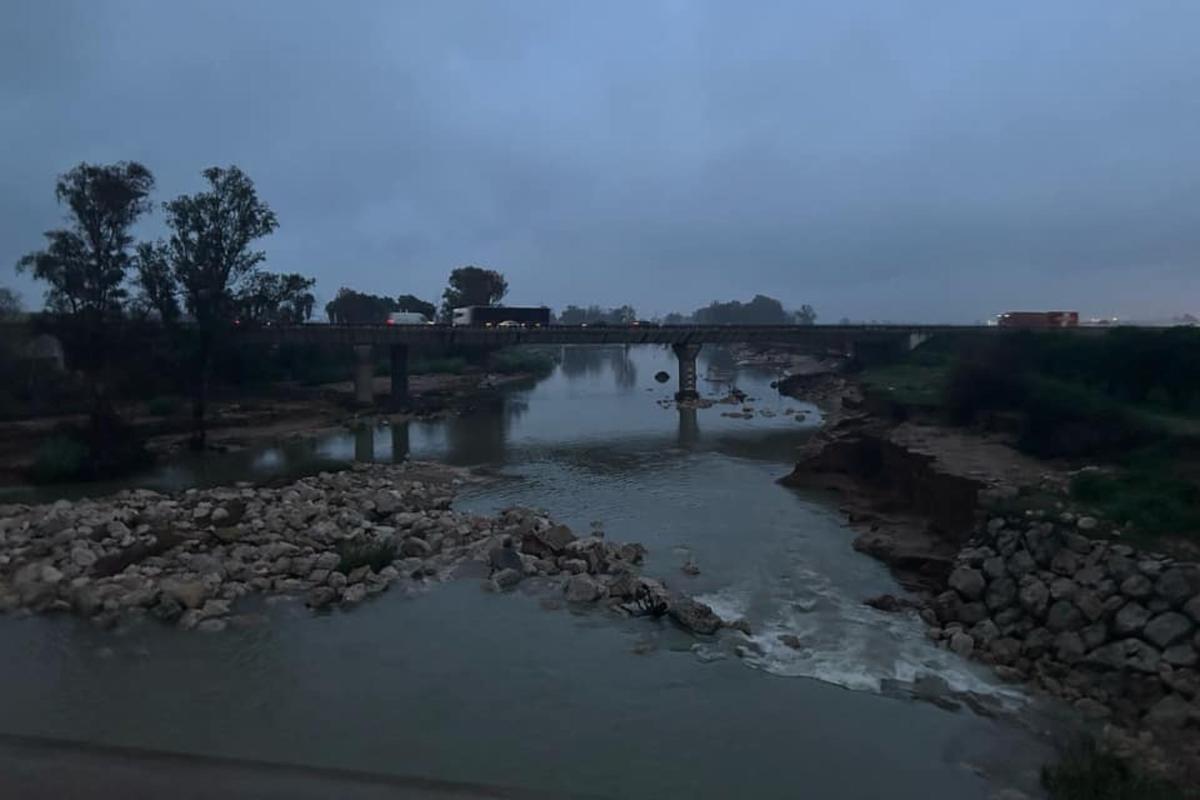 Una vista del Magro, anoche, a su paso por l'Alcúdia, tras el aumento del caudal.