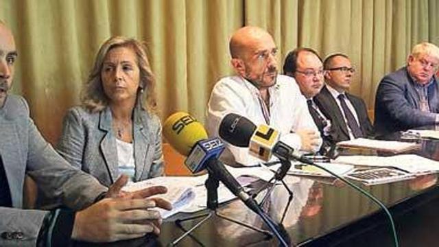 Los abogados Javier de Cominges y Mercedes Porrit, el representante de CC OO Pablo Valeiras, los también letrados Darío Costas, Juan Manuel Regal y Manuel Arias y el procurador Alberto Nieto, ayer.  // Ricardo Grobas