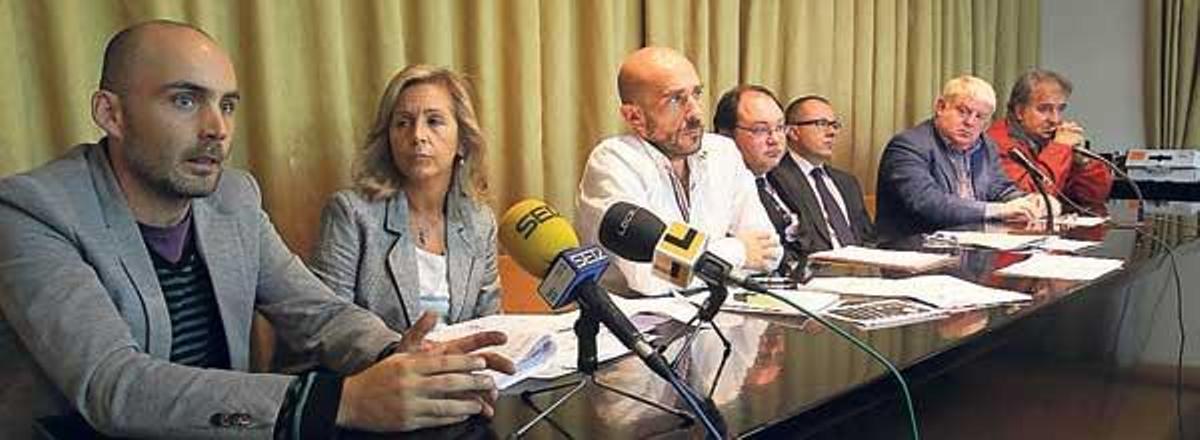 Los abogados Javier de Cominges y Mercedes Porrit, el representante de CC OO Pablo Valeiras, los también letrados Darío Costas, Juan Manuel Regal y Manuel Arias y el procurador Alberto Nieto, ayer.  // Ricardo Grobas