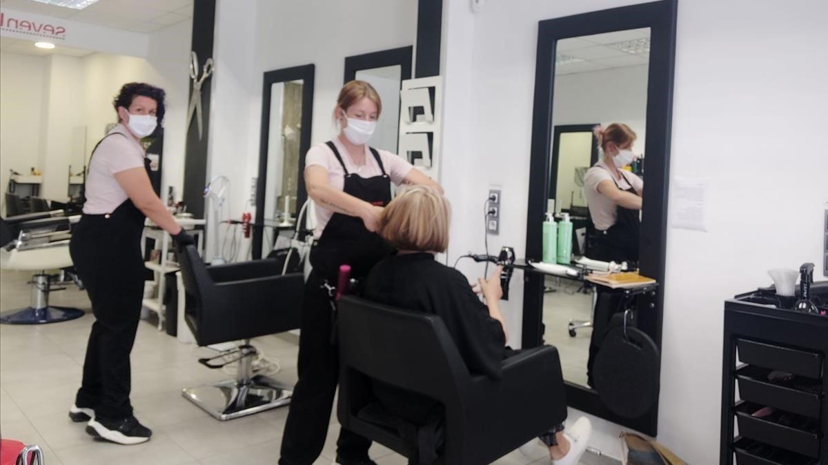 Las propietarias de la peluquería Seven Looks, en La Garriga, ya han abierto el establecimiento.