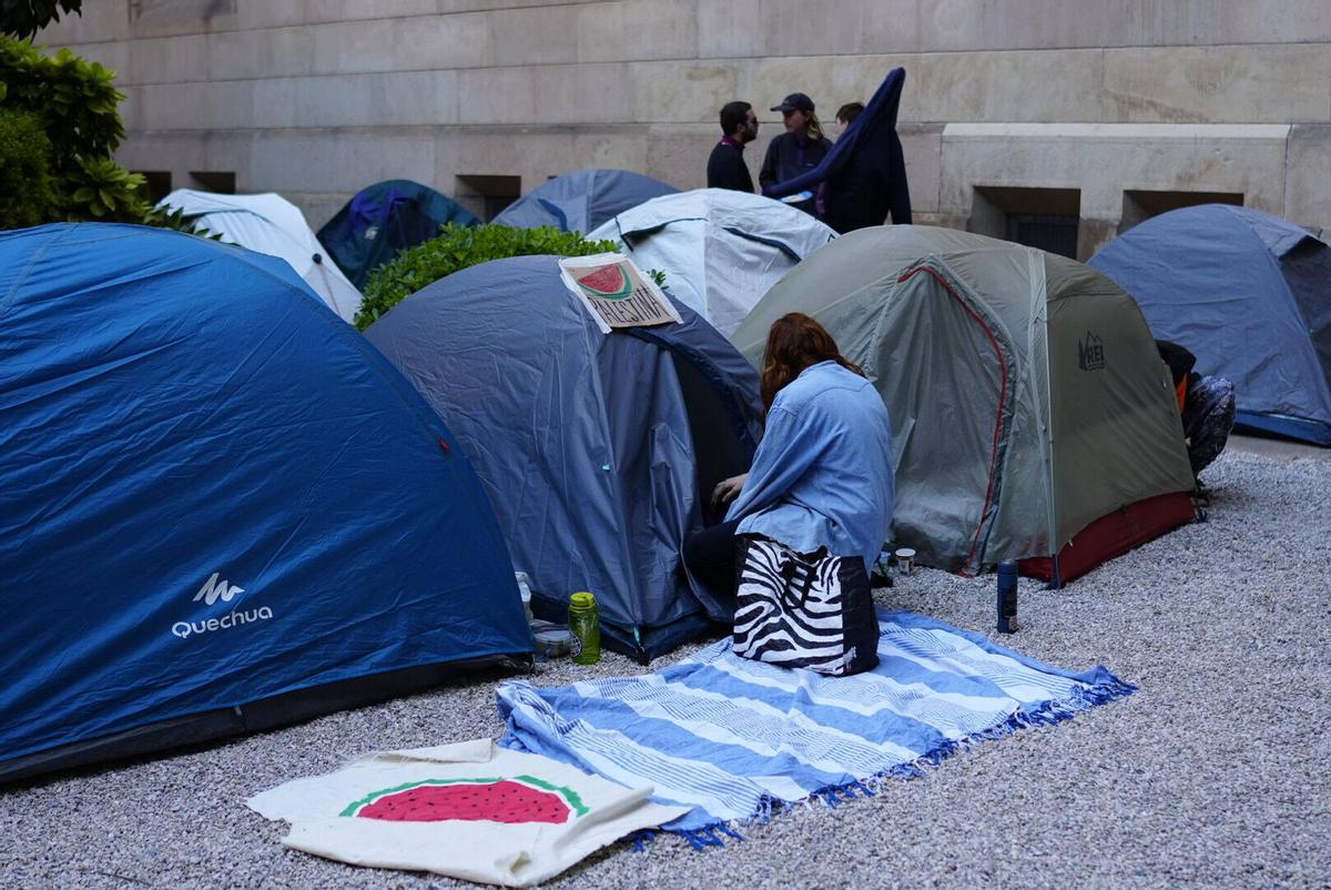 Acampada en apoyo a Palestina en la UB del Raval