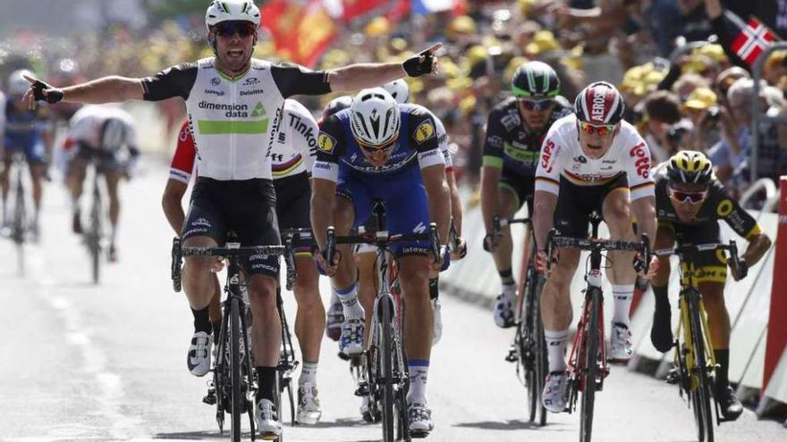 Cavendish celebra su victoria en la primera etapa del Tour entre Mont-Saint-Michel y Sainte-Marie-du Mont.