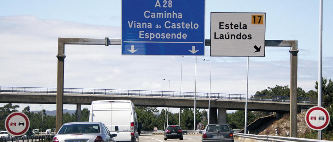 Vehículos dirigiéndose a la autovía A-28 en dirección Viana do Castelo (Portugal), ahora de pago. // FdV