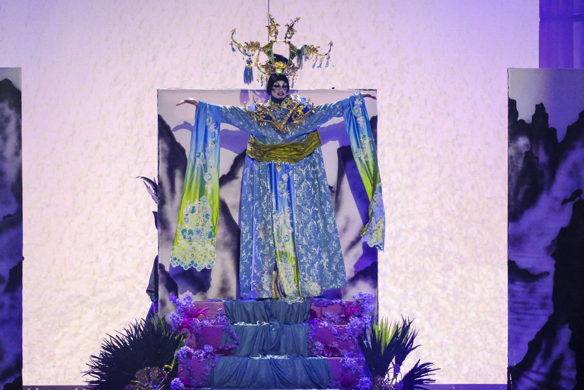 6. Drag La Tacones (Kevin Doramas Jiménez Moreno) Con el patrocinio de Carrozas José Halcón y un diseño de MASBE Creaciones presenta la fantasía Honor y Gloria.