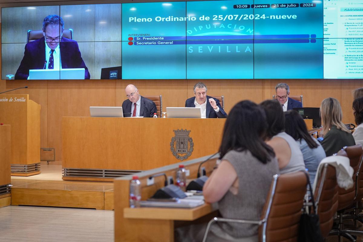 25/07/2024 El presidente de la Diputación de Sevilla, Javier Fernández (c), durante el Pleno ordinario de la Diputación Provincial.a 25 de julio de 2024, en Sevilla (Andalucía, España). La Diputación de Sevilla, gobernada por el socialista Javier Fernández, ha ratificado en su pleno ordinario de julio, celebrado este jueves, la decisión de recurrir por vía judicial el plan de la Junta de Andalucía, gobernada por el PP, contra los mosquitos transmisores del virus de la fiebre del Nilo Occidental. POLITICA María José López - Europa Press