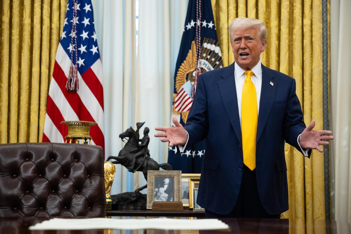 El presidente Donald Trump habla con periodistas en la Oficina Oval de la Casa Blanca el 21 de febrero de 2025.