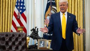 El presidente Donald Trump habla con periodistas en la Oficina Oval de la Casa Blanca el 21 de febrero de 2025.