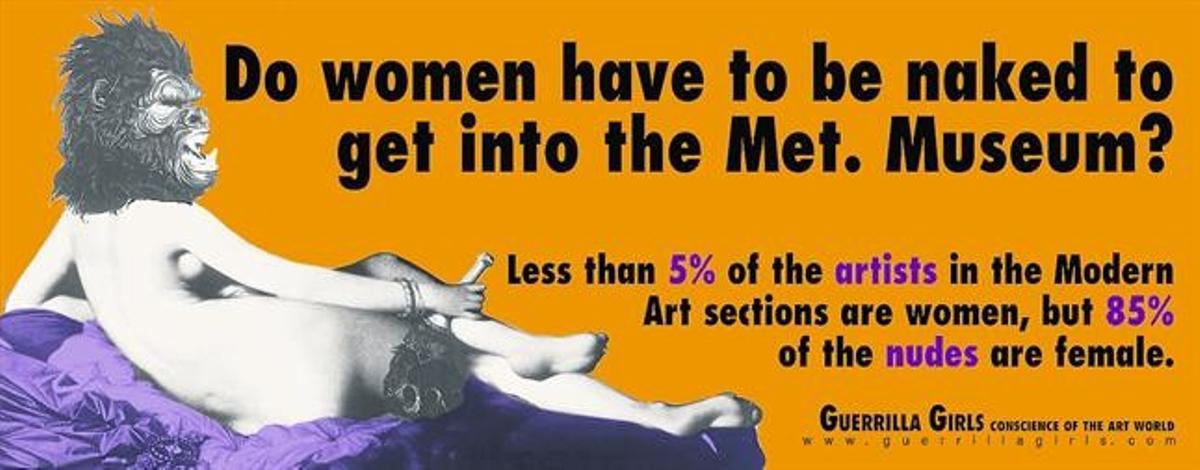 A l’esquerra, un dels seus cartells: «¿Les dones han d’anar despullades per entrar al Metropolitan?». En la silueta, una de les seves imatges icòniques.