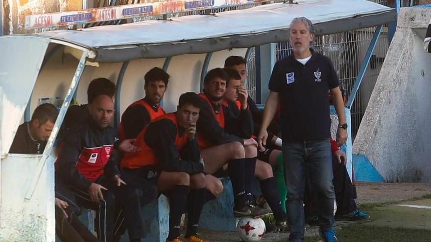 Oli en el banquillo del Marino durante el partido contra el Lugones en Miramar.